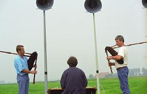 wind riet bourdon voor 4 groepen doedelzakspelers en harmonium